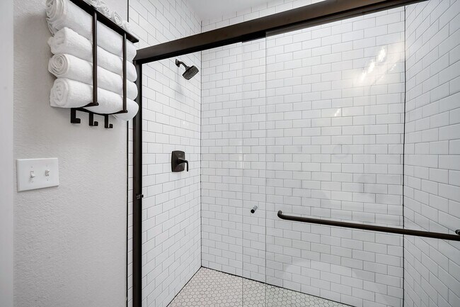 Building Photo - Remodeled 1BD, 1BA in the Highlands with B...