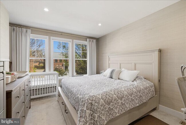 Building Photo - 1418 N Rhodes St