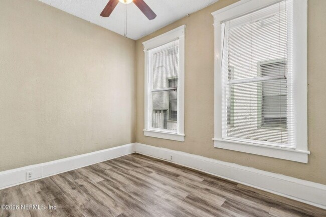 Building Photo - 2749 Vernon Terrace