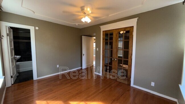 Building Photo - 501 NE Broadway St