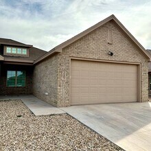 Building Photo - PRE-LEASING FOR SUMMER! - 3 Bedroom 2 Bath...