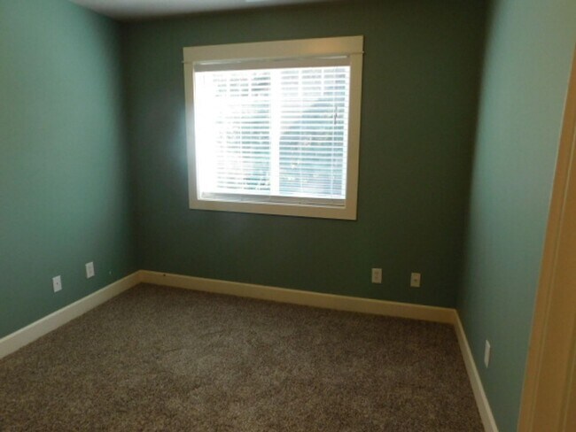 Building Photo - 4Bd/2.5Ba Two Story House - Available to View!