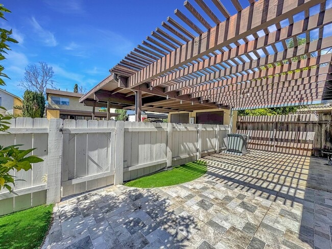 Building Photo - Beautiful 4B 2BA Home w/ AC, W/D, & Solar Panels!