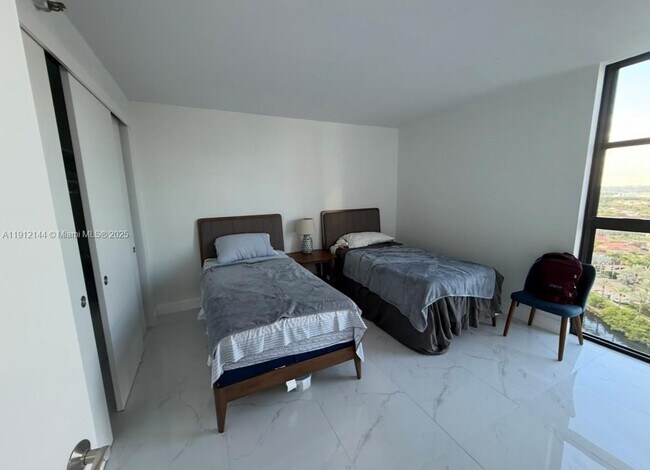 Building Photo - 20505 E Country Club Dr