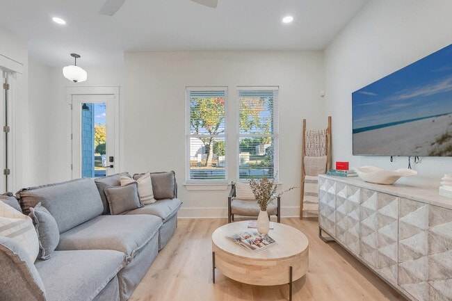 Building Photo - 223 E Lakeshore Dr