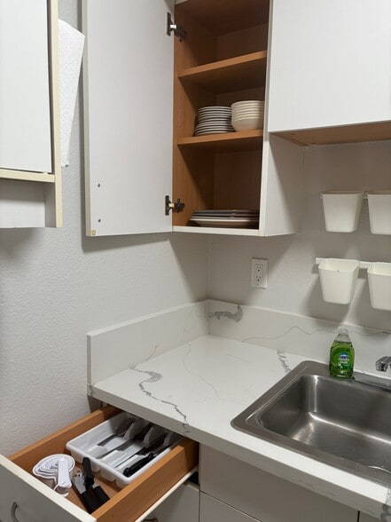 Building Photo - 28409 Victoria Rd