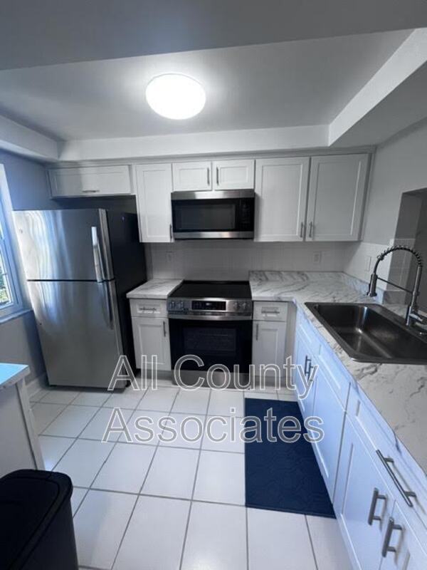 Building Photo - 4122 Hampton Dr
