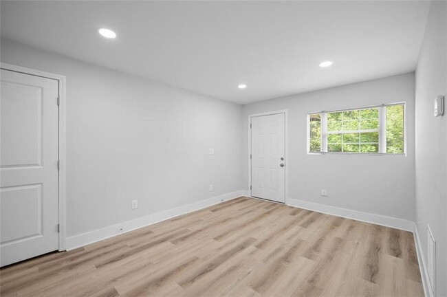 Building Photo - 1060 Oak St SW