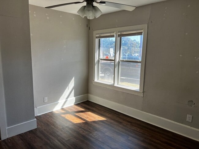 Building Photo - 3/2  3 Blocks from Tarleton
