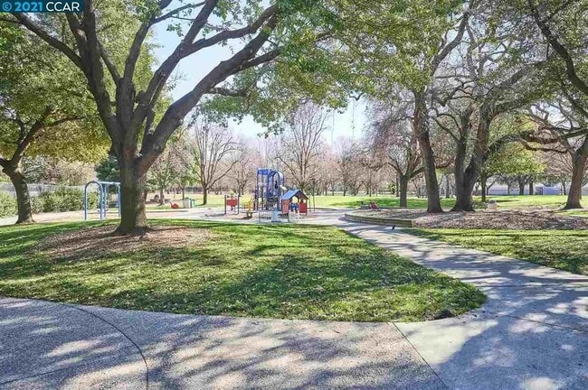 Building Photo - 2728 Oak Rd