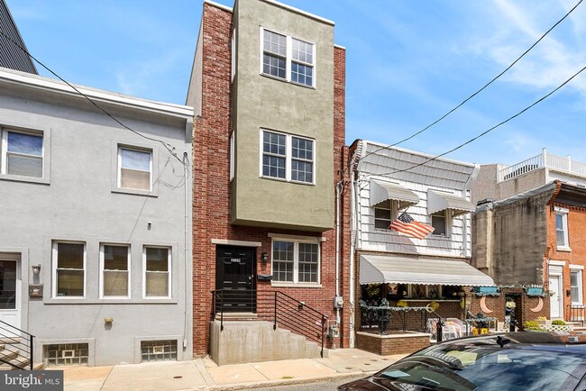 Primary Photo - 2139 Latona St