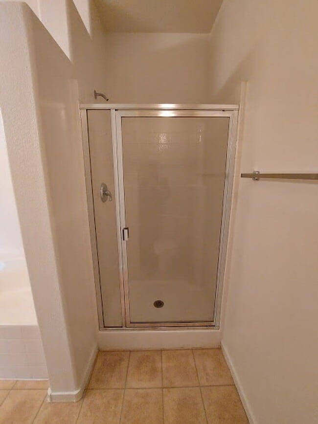 Building Photo - Excellent 2 bed 2 ba in a gated community