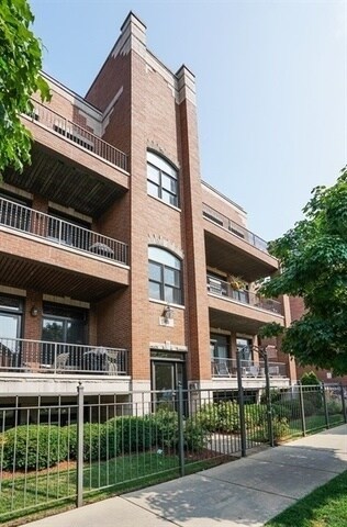 Building Photo - 453 N May St