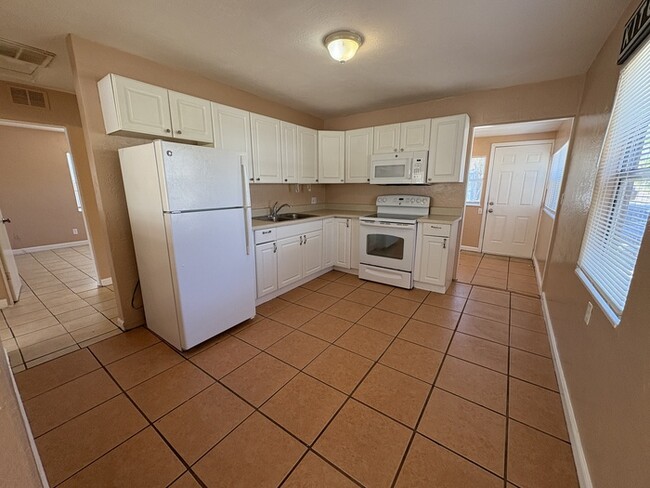 Building Photo - Charming 2-Bedroom Home in St. Petersburg'...