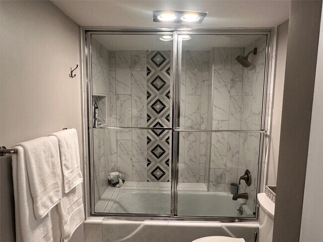 Building Photo - 1147 Hillsboro Mile