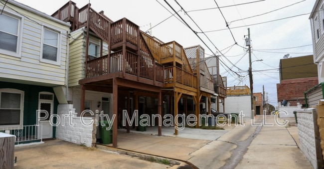 Building Photo - 715 S Linwood Ave