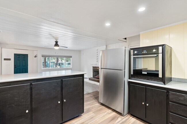 Building Photo - 3 bed 2 bath with private fenced yard