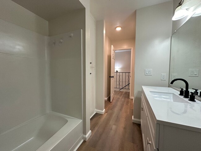 Building Photo - Upgraded Corner Townhouse - 2 bed/1.5 bath