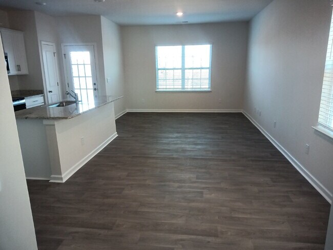 Building Photo - "Charming 3-Bed Townhouse with Granite Accents on Amberview Lane, Kernersville!"