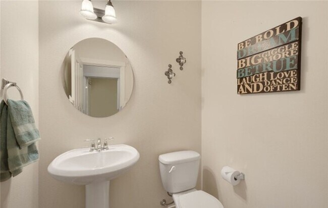 Building Photo - North facing 4-bedroom 2.5 bath house in B...