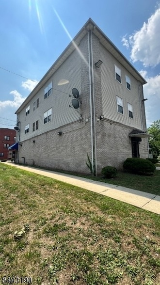 Building Photo - 1427 S Wood Ave