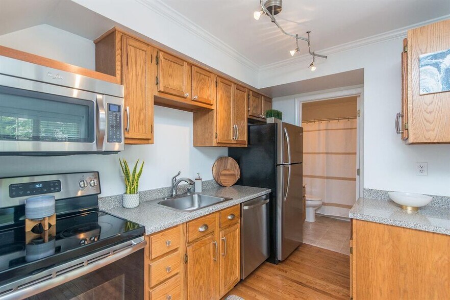 Kitchen - 415 Marquis Ave