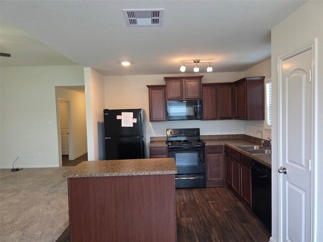 Building Photo - 723 Crystal Lakes Dr