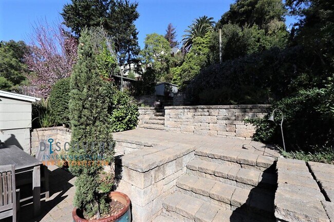 Building Photo - Trestle Glen Three Bedroom Home With Stunning Backyard