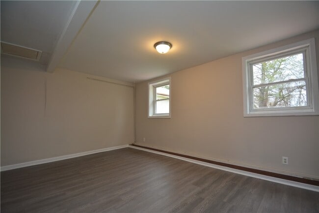 Building Photo - 4395 Nine Mile Point Rd - Unit N Rd