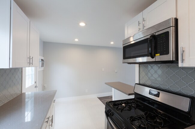 Building Photo - 1800 N Kingsley Dr