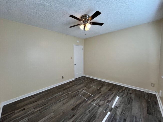 Building Photo - LARGE DOWNSTAIRS ONE BEDROOM ONE BATH!