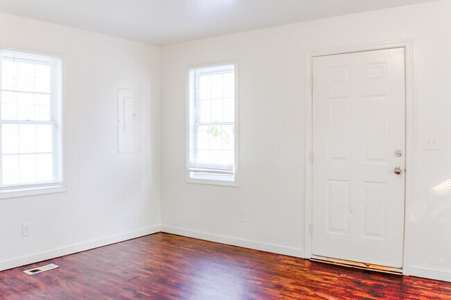 Building Photo - 835 Gladstone St