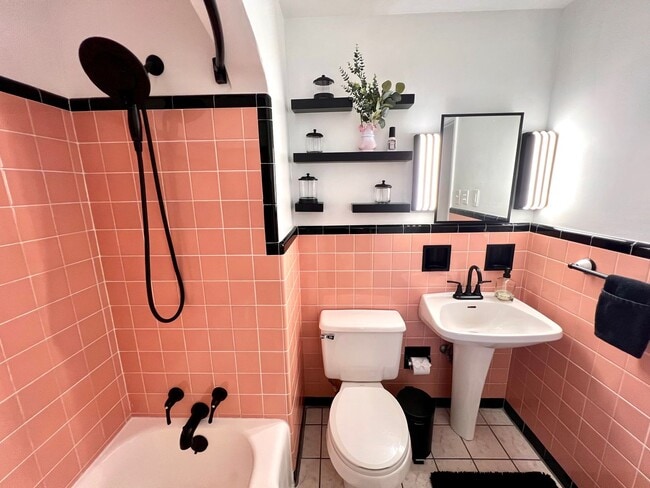 Building Photo - Brentwood - Stunning 3 Bedroom 2 Bathroom ...