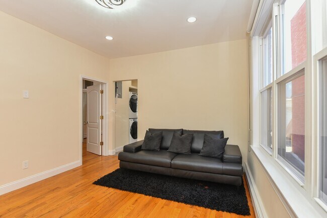 Building Photo - 1402 8th St