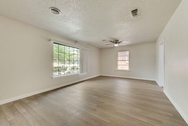 Building Photo - Charming Lease Opportunity in a Convenient Dallas Location!