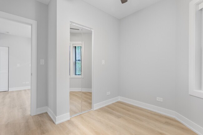 Building Photo - 1552 1/2 W Juneway Terrace