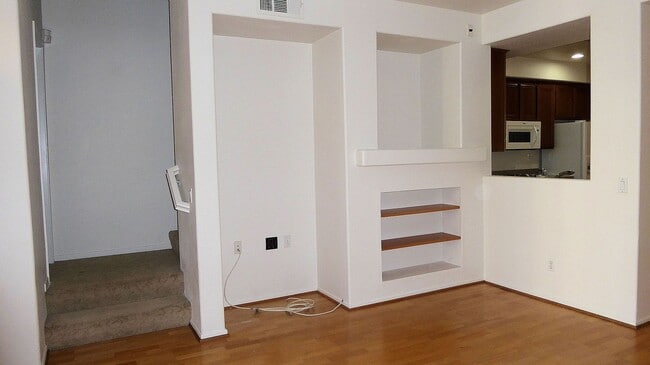 Building Photo - 2 BR 2.5 Bath