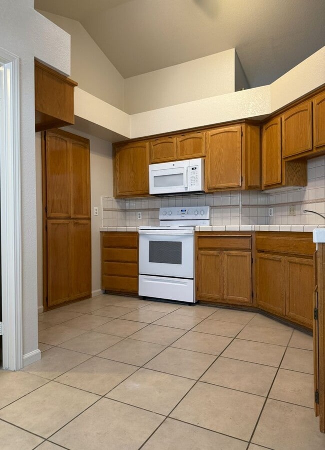 Building Photo - Adorbs 3/2 available NOW!!!