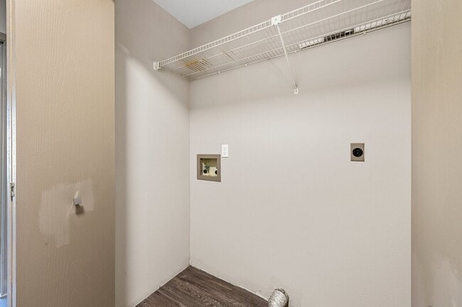 Building Photo - 1070 University Dr