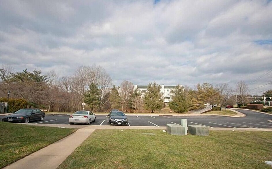Building Photo - 933 Hillside Lake Ter