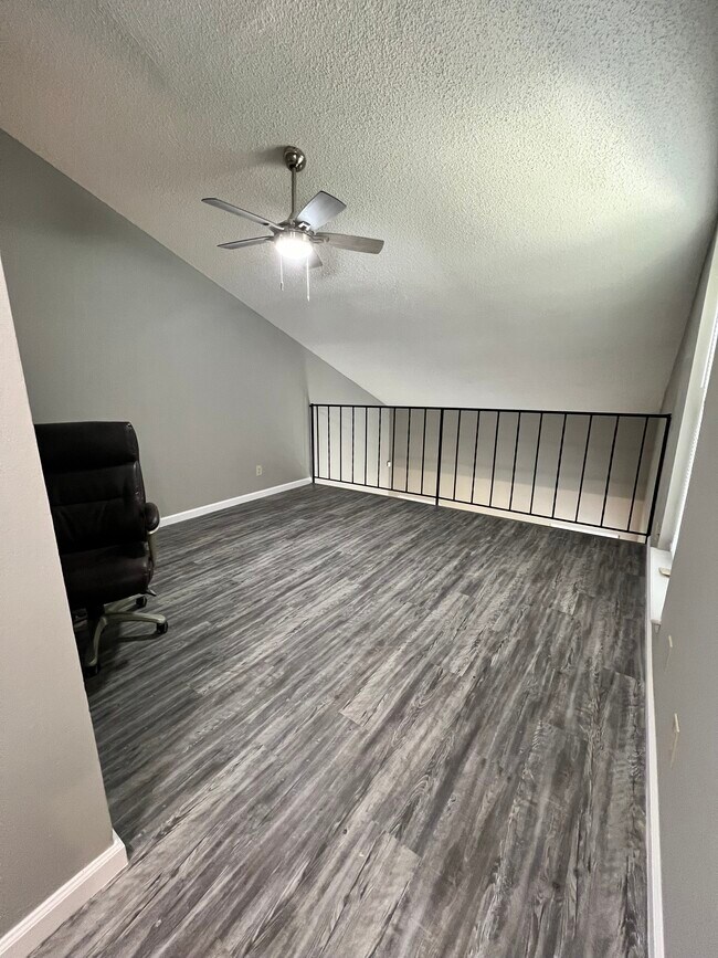 Building Photo - 813 Red Bird Ln