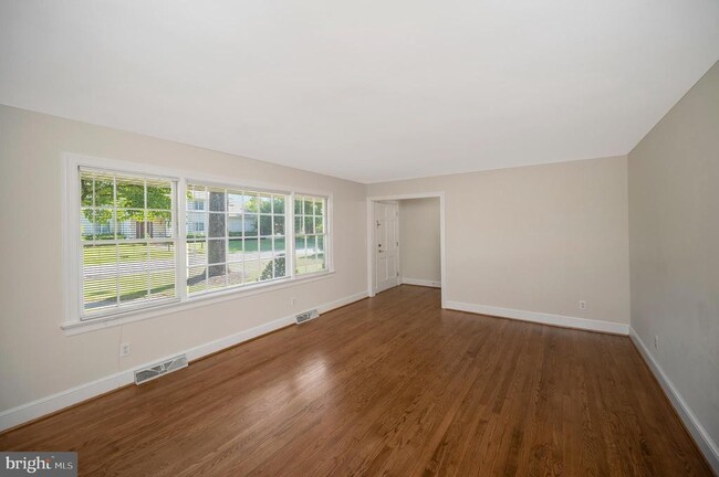 Building Photo - 1732 Beverly Dr