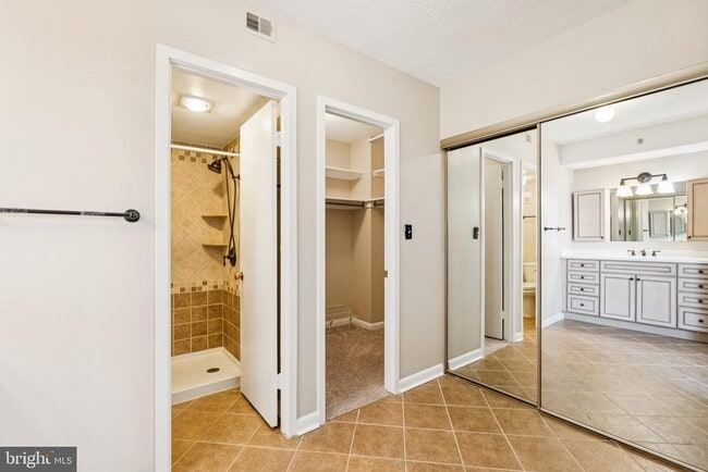 Building Photo - 3709 S George Mason Dr