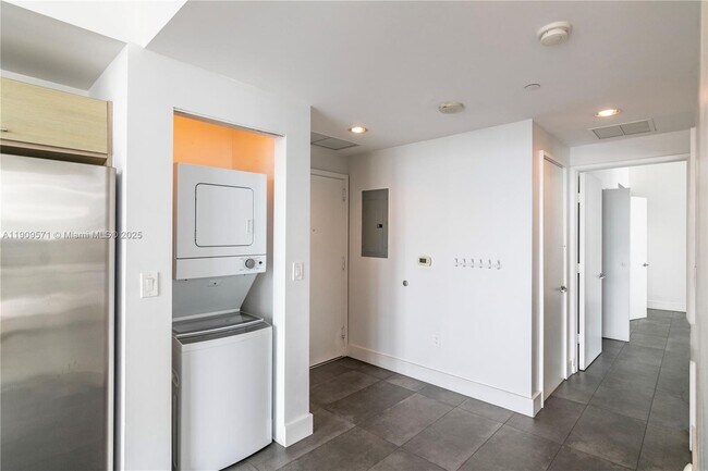 Building Photo - 350 NE 24th St