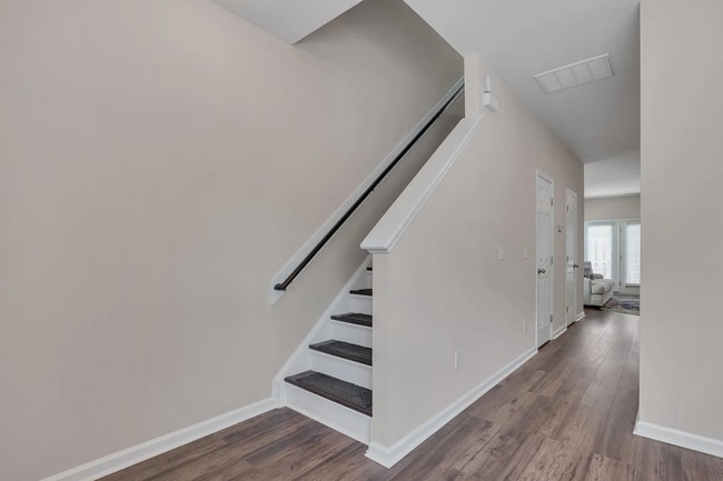 Building Photo - Cozy End-Unit Townhome – Prime Durham Location