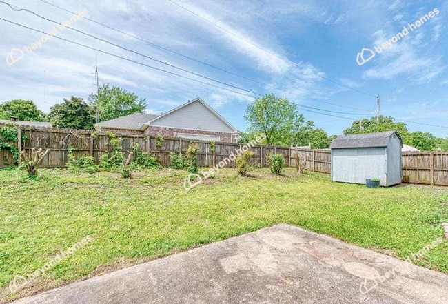Building Photo - Updated 3BD/1.5BA Gem with Fireplace & Fen...