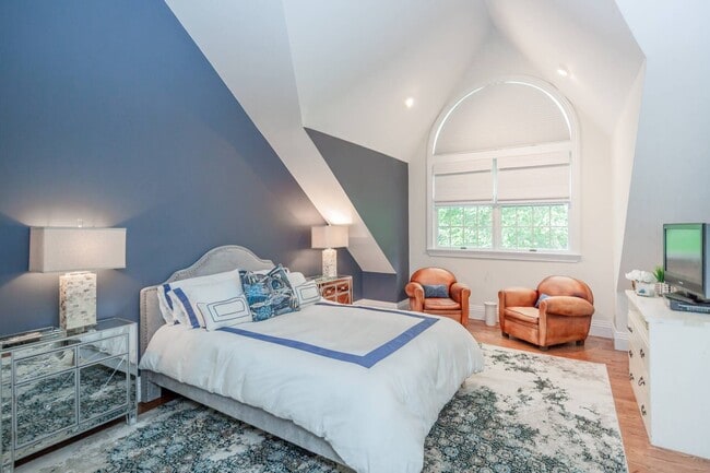 Building Photo - 6 Old School House Ln