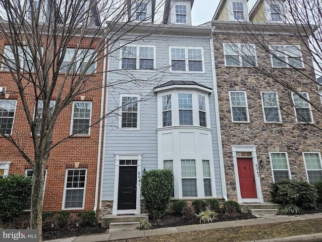 Building Photo - 6041 Maple Hill Rd