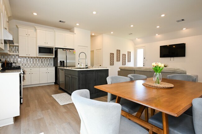 Building Photo - 3057 Pensacola Dr