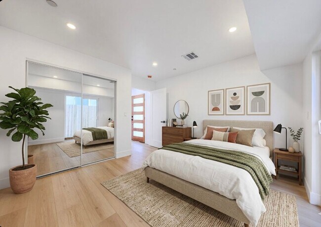 Building Photo - 1237 N Orange Dr